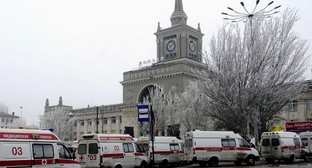 Волгоград, 30 декабря 2013 г. Автомобили скорой помощи у железнодорожного вокзала. Фото пресс-службы аппарата Главы Правительства Волгоградской области, http://www.volganet.ru