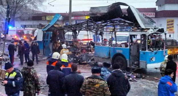 Волгоград. 30 декабря 2013 г. Взорванный троллейбус у остановки "Качинский рынок". Фото со страницы Алексея Ульянова в Instagram, http://instagram.com/p/iiIFbthbrt