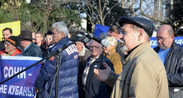 Участники митинга с требованием навести порядок в системе жилищно-коммунального хозяйства и управлении городом. Сочи, 5 января 2014 г. Фото Светланы Кравченко для "Кавказского узла"