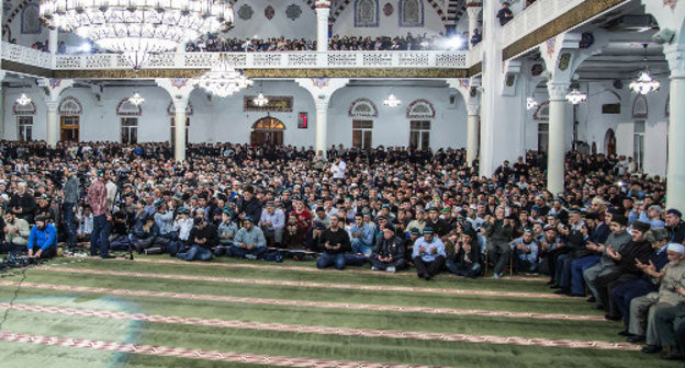 Праздничный мавлид в честь дня рождения пророка Мухаммеда в центральной Джума-мечети Махачкалы. 13 января 2014 г. Фото: http://www.islamdag.ru/news/1397