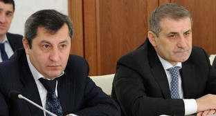 Вице-премьер Дагестана Магомедгусен Насрутдинов и министр промышленности и энергетики Ризван Газимагомедов на встрече руководителей предприятий республики с главой Дагестана Рамазаном Абдулатиповым. Махачкала, 17 декабря 2013 г. Фото: минстройрд.рф