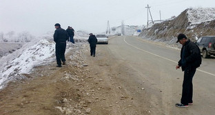Опрокидывание на 146-м км дороги автодороги Мамраш — Ташкапур в окрестностях села Шовкра Лакского района Дагестана. 30 января 2014 г. Фото пресс-службы ГИБДД, http://www.gibdd.ru