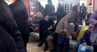 Пассажиры рейса "Хургада-Волгоград" в аэропорту Самары в ожидании вылета. 12 февраля 2014 г. Фото очевидца, http://news.progorodsamara.ru/news/view/161190 Пассажиры рейса "Хургада-Волгоград" в аэропорту Самары в ожидании вылета. 12 февраля 2014 г. Фото очевидца, http://news.progorodsamara.ru/news/view/161190