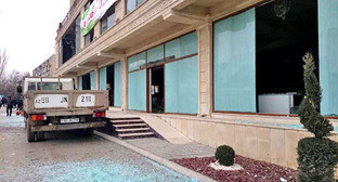 На месте взрыва в недостроенном здании в Бинагадинском районе Баку. 13 февраля 2014 г. Фото Азиза Каримова для "Кавказского узла" На месте взрыва в недостроенном здании в Бинагадинском районе Баку. 13 февраля 2014 г. Фото Азиза Каримова для "Кавказского узла"