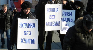 Жители Волгограда идут на митинг в поддержку русскоязычного населения Украины. Волгоград, 4 марта 2014 г. Фото Татьяны Филимоновой для "Кавказского узла"