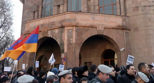 Шествие против новой пенсионной системы проходит у здания министерства финансов Армении. Ереван, 6 февраля 2014 г. Фото Армине Мартиросян для "Кавказского узла"