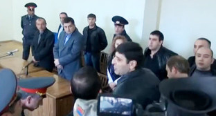 В зале суда во время вынесения приговора по делу об избиении военных врачей у ресторана "Арснакар". Ереван, 24 марта 2014 г. Кадр из репортажа телекомпании "A1+", http://ru.a1plus.am/1263288.html В зале суда во время вынесения приговора по делу об избиении военных врачей у ресторана "Арснакар". Ереван, 24 марта 2014 г. Кадр из репортажа телекомпании "A1+", http://ru.a1plus.am/1263288.html