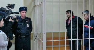 Подсудимые Майрбек Умаева (слева) и Зелимхан Каримов в зале суда. Москва, 9 декабря 2013 г. Фото Юлии Буславской для "Кавказского узла