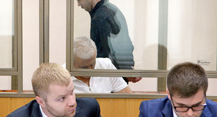 Юсуп Джапаров (на заднем плане справа) и Саид Амиров в зале суда. На первом плане - защита. Ростов-на-Дону, 13 мая 2014 г. Фото Олега Пчелова для "Кавказского узла" Юсуп Джапаров (на заднем плане справа) и Саид Амиров в зале суда. На первом плане - защита. Ростов-на-Дону, 13 мая 2014 г. Фото Олега Пчелова для "Кавказского узла"