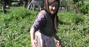 Жительница села Верхняя Жемтала, пострадавшая от наводнения. КБР, 14 мая 2014 г. Фото Луизы Оразаевой для "Кавказского узла" Жительница села Верхняя Жемтала, пострадавшая от наводнения. КБР, 14 мая 2014 г. Фото Луизы Оразаевой для "Кавказского узла"