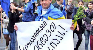 Участник акции-концерта "Мы выбираем Европу" держит плакат с надписью- "Профсоюзы выбирают Европу". Тбилиси, 13 апреля 201 4 г. Фото Эдиты Бадасян для "Кавказского узла" Участник акции-концерта "Мы выбираем Европу" держит плакат с надписью- "Профсоюзы выбирают Европу". Тбилиси, 13 апреля 201 4 г. Фото Эдиты Бадасян для "Кавказского узла"