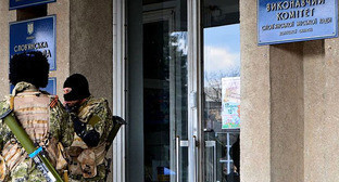 Славянский городской совет под контролем людей в масках и с оружием. Донбасс. Фото: Yevgen Nasadyuk (Євген Насадюк)http://ru.wikipedia.org/