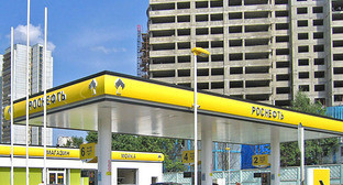 Одна из АЗС „Роснефти“. Фото: A.Savin http://ru.wikipedia.org/ Одна из АЗС „Роснефти“. Фото: A.Savin http://ru.wikipedia.org/