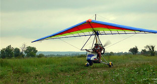 Мотодельтаплан развивает скорость и поднимается в небо. Фото: http://deltaplanerist.ru/photo/razbeg-motodeltaplana/ Мотодельтаплан развивает скорость и поднимается в небо. Фото: http://deltaplanerist.ru/photo/razbeg-motodeltaplana/