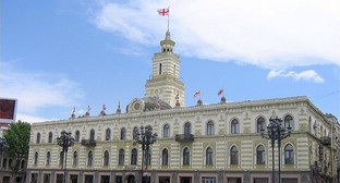 Здание сакребуло города Тбилиси. Фото: Википедия, загружено Finavon. 
https://ru.wikipedia.org