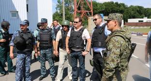 Наблюдатели ОБСЕ и представители Южного таможенного управления агентства "Росграница" на КПП "Гуково" в Ростовской области. 31 июля 2014 г. Фото: © Официальный сайт Федерального агентства по обустройству государственной границы Российской Федерации, www.rosgranitsa.ru