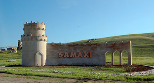 Стелла при въезде в город Шамахы. Азербайджан. Фото Светланы Джафаровой https://ru.wikipedia.org, лицензия CC BY-SA 3.0
