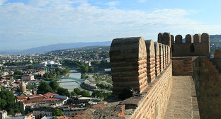 Нарикала, стена крепости. Тбилиси, 2013. Фото Алексея Мухранова http://travelgeorgia.ru/22/1/1/2616/