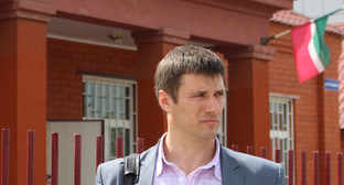 Адвокат Петр Заикин возле здания Урус-Мартановского суда Чечни. Май 2014 г. Фото Магомеда Магомедова для "Кавказского узла"