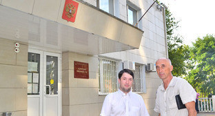 Роман Шикарев и Владимир Кимаев (справа)возле здания Адлерского районного суда. Сочи, сентябрь 2014 г. Фото Светланы Кравченко для "Кавказского узла"