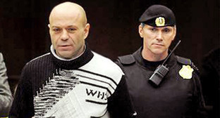 Дмитрий Павлюченков (слева) в зале суда . Фото: AFP, http://www.svoboda.org/content/article/25432938.html Дмитрий Павлюченков (слева) в зале суда . Фото: AFP, http://www.svoboda.org/content/article/25432938.html
