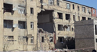 Повреждённое взрывом здание в Хырдалане. Фото: http://www.newsazerbaijan.ru/case/20140909/300897595.html Повреждённое взрывом здание в Хырдалане. Фото: http://www.newsazerbaijan.ru/case/20140909/300897595.html