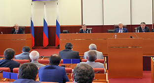 Заседание 39 сессии Народного Собрания Республики Дагестан. Фото: http://www.nsrd.ru/pub/novosti/zasedanie_39_sessii_narodnogo_sobraniya_respu_10_09_2014 Заседание 39 сессии Народного Собрания Республики Дагестан. Фото: http://www.nsrd.ru/pub/novosti/zasedanie_39_sessii_narodnogo_sobraniya_respu_10_09_2014