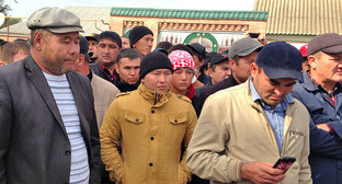 Участники митинга, на котором требовали наказать виновных в смерти Асанова. Селение Терекли-Мектеб, 8 октября 2014 г. Фото Патимат Махмудовой для "Кавказского узла" Участники митинга, на котором требовали наказать виновных в смерти Асанова. Селение Терекли-Мектеб, 8 октября 2014 г. Фото Патимат Махмудовой для "Кавказского узла"