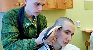 Стрижка в армии. Фото: http://recrut.mil.ru/images/military/military/photo/Copy%20of%20MA_36997.jpg