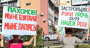 Участники митинга жителей микрорайона КСМ против застройки берега реки. Сочи, 19 октября 2014 г. Фото Светланы Кравченко для "Кавказского узла" 