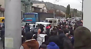 Мечеть по улице Венгерских бойцов оцеплена сотрудниками силовых структур, которые пытаются задержать прихожан. Махачкала, 31 октября 2014 г. Стоп-кадр из видео "Кавказского узла" www.youtube.com
