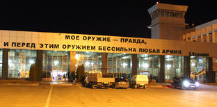 Здание аэропорта в Грозном в ночь возгорания. Фото Магомеда Магомедова для "Кавказского узла"