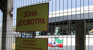 Вход в зону досмотра на Керченской переправе. Фото Нины Тумановой для "Кавказского узла" Вход в зону досмотра на Керченской переправе. Фото Нины Тумановой для "Кавказского узла"