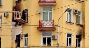 Здание в котором находится офис Сводной мобильной группы после пожара. Грозный, 14 декабря 2014 г. Фото Ахмеда Альдебирова для "Кавказского узла"
