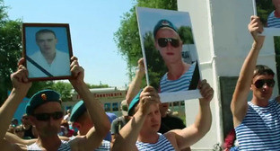 Жители города Пугачева во время акции протеста. Саратовская область, 8 июля 2013г. Фото: кадр из видеоролика, опубликованного на YouTube пользователем FreeNews Volga