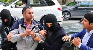 Парвиза Гашимли доставляют в суд. Баку, 7 ноября 2013 г. Фото Джавида Гурбанова, http://www.regnum.ru/

