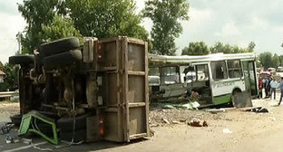Авария под Подольском с участием "Камаза" и рейсового автобуса. Московская область, деревня Ознобишино, 13 июля 2014 г. Кадр из видео-репортажа телестудии МВД РФ, http://mvd.ru/tv_mvd/Telestudija_MVD/Po_operativnim_svodkam/item/1101884 Авария под Подольском с участием "Камаза" и рейсового автобуса. Московская область, деревня Ознобишино, 13 июля 2014 г. Кадр из видео-репортажа телестудии МВД РФ, http://mvd.ru/tv_mvd/Telestudija_MVD/Po_operativnim_svodkam/item/1101884