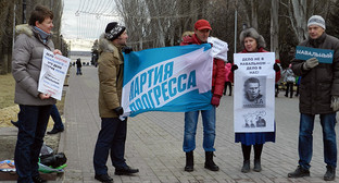 В Волгограде «Партия Прогресса» провела пикет в поддержку Алексея Навального. Фото Татьяны Филимоновой для Кавказского узла" В Волгограде «Партия Прогресса» провела пикет в поддержку Алексея Навального. Фото Татьяны Филимоновой для Кавказского узла"