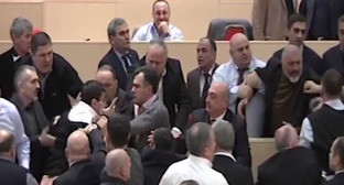 Момент драки в парламенте Грузии. Тбилиси, 26 декабря 2014 г. Кадр из видео пользователя TabulaTelevision на http://www.youtube.com/ Момент драки в парламенте Грузии. Тбилиси, 26 декабря 2014 г. Кадр из видео пользователя TabulaTelevision на http://www.youtube.com/