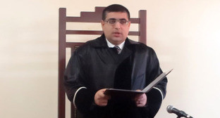Судья первой инстанции Степанакерта Анатолий Тадевосян в зале суда. Нагорный Карабах, 29 декабря 2014 г. Фото Алвард Григорян для "Кавказского узла" Судья первой инстанции Степанакерта Анатолий Тадевосян в зале суда. Нагорный Карабах, 29 декабря 2014 г. Фото Алвард Григорян для "Кавказского узла"