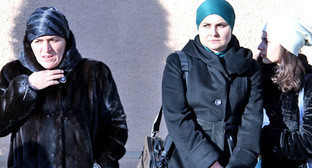 Семья имама Байчорова (в центре - супруга Фатима Алиева с дочерью) возле здания Предгорного районного суда Ставропольского края 29 декабря 2014 года. Фото Магомеда Туаева для "Кавказского узла" Семья имама Байчорова (в центре - супруга Фатима Алиева с дочерью) возле здания Предгорного районного суда Ставропольского края 29 декабря 2014 года. Фото Магомеда Туаева для "Кавказского узла"