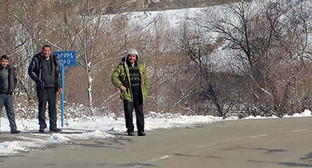 Жители в ожидании автобуса. Фото Алвард Григорян для "Кавказского узла" Жители в ожидании автобуса. Фото Алвард Григорян для "Кавказского узла"