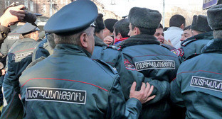Сотрудники полиции во время акции протеста. Ереван, 15 января 2015 г. Фото Армине Мартиросян для "Кавказского узла"
