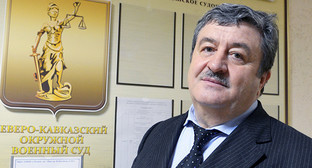 Адвокат Алауди Мусаев на фоне «слепой» вершительницы человеческих судеб Фемиды. Фото Олега Пчелова для "Кавказского узла"