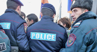 Сотрудники полиции во время акции протеста. Ереван, 15 января 2015 г. Фото Армине Мартиросян для "Кавказского узла"
