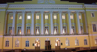 Здание конституционного суда РФ, построено в 1834 году. Фото: Савин А.С., https://ru.wikipedia.org/wiki/%CA%EE%ED%F1%F2%E8%F2%F3%F6%E8%EE%ED%ED%FB%E9_%D1%F3%E4_%D0%EE%F1%F1%E8%E9%F1%EA%EE%E9_%D4%E5%E4%E5%F0%E0%F6%E8%E8