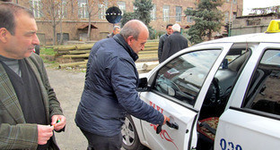 Группа таксистов провела акцию в поддержку нового закона о лицензировании частных такси. Ереван, 13 марта 2015 г. Фото Армине Мартиросян для "Кавказского узла"