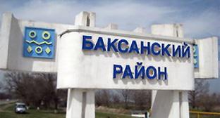 Стелла при въезде в Баксанский район. Фото  http://vestikavkaza.ru/news/V-Kabardino-Balkarii-neytralizovan-bandit-obstrelyavshiy-politseyskikh.html