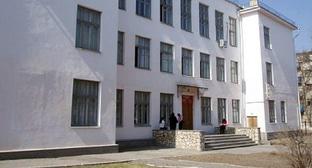 Здание МБОУ «Элистинский лицей». Фото http://kalmyk.er.ru/news/2013/9/20/kalmyckie-shkoly-vhodyat-v-chislo-500-luchshih-v-rossii/
