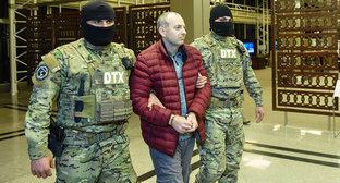 Конвоирование Александра Лапшина в аэропорту Баку. Фото  Sputnik / Murad Orujov
https://ru.sputnik.az/azerbaijan/20170911/411791543/Prezident-Azerbajdzhana-pomiloval-Lapshina.html